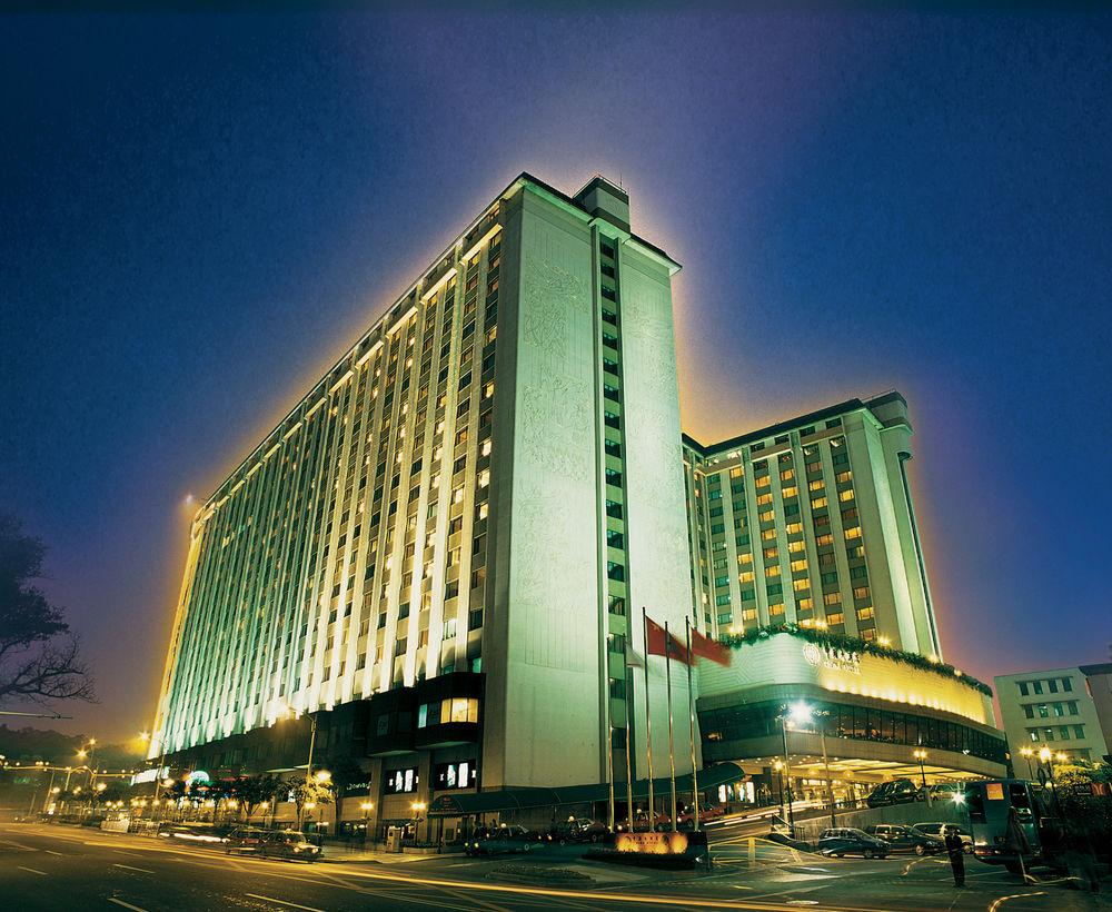 China Hotel Guangzhou - Subway Direct To Pazhou Exhibition Center, Free Shuttle During Canton Fair & Exhibitor Registration Counter Kültér fotó The hotel at night