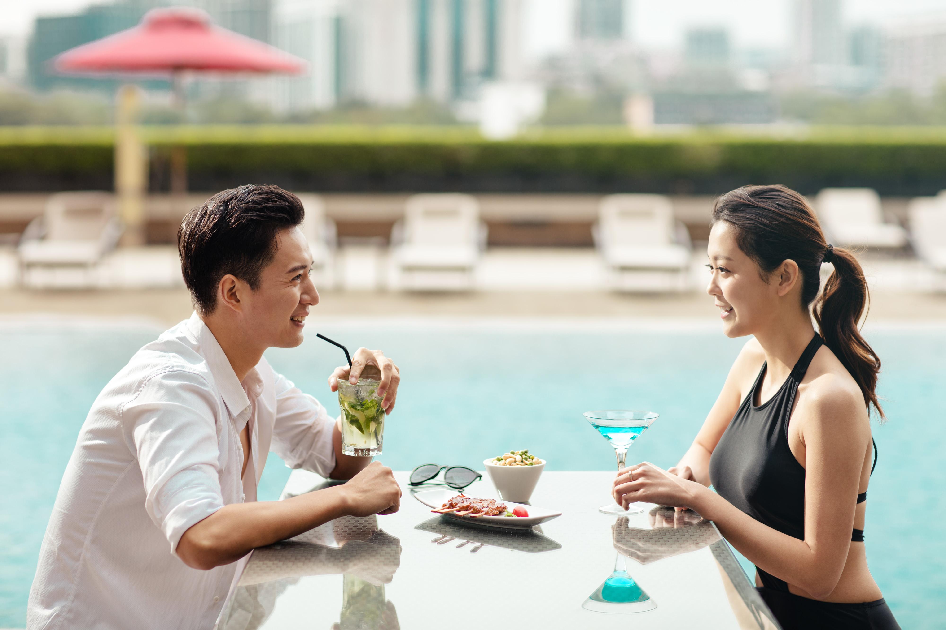 China Hotel Guangzhou - Subway Direct To Pazhou Exhibition Center, Free Shuttle During Canton Fair & Exhibitor Registration Counter Kültér fotó A couple at the poolside of the hotel