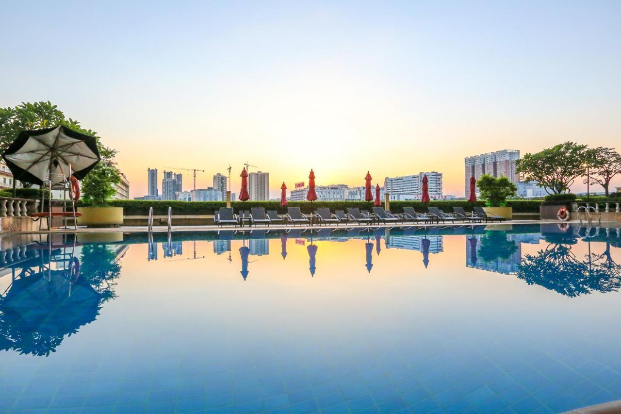 China Hotel Guangzhou - Subway Direct To Pazhou Exhibition Center, Free Shuttle During Canton Fair & Exhibitor Registration Counter Kültér fotó The pool at the hotel