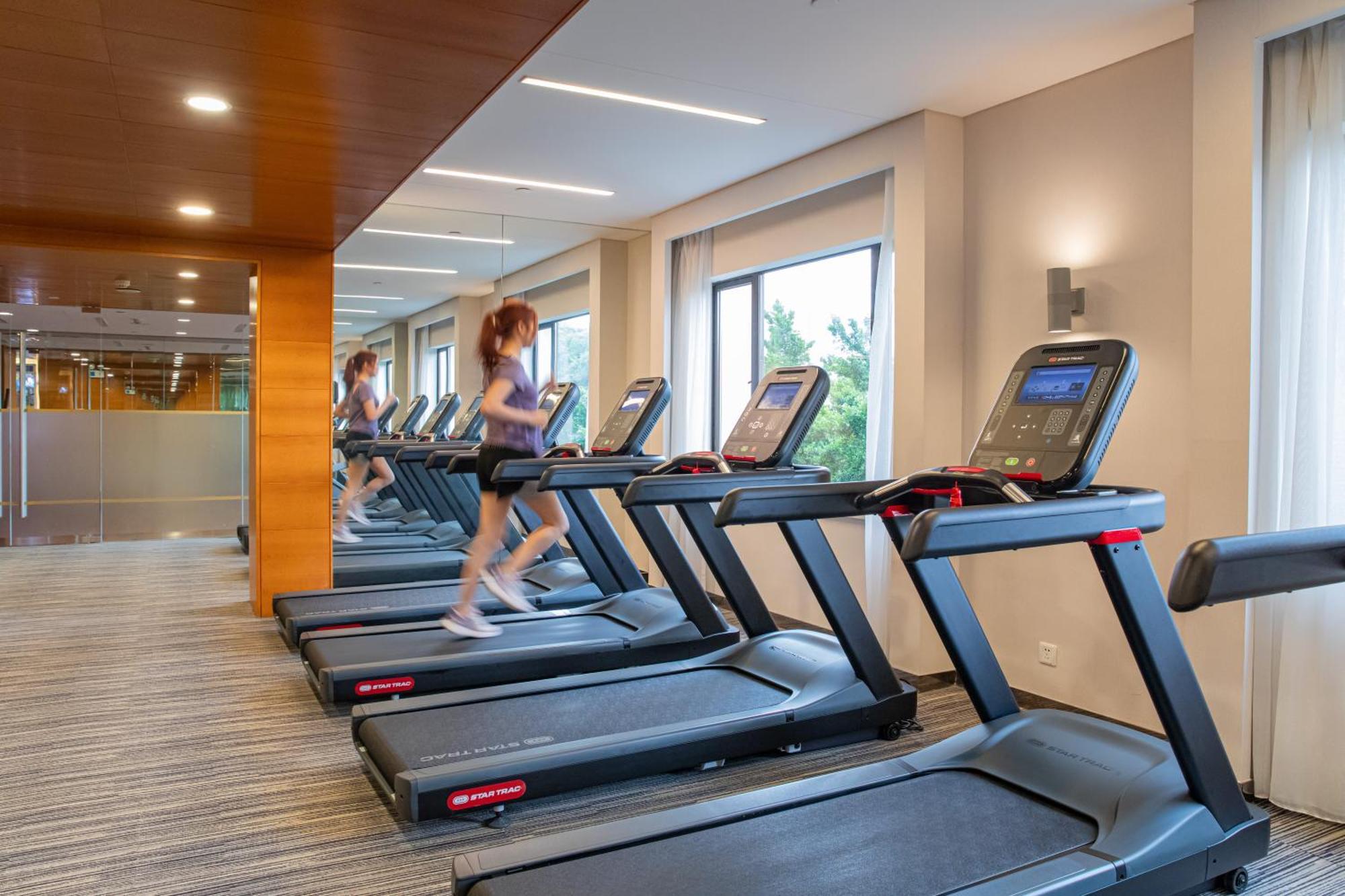 China Hotel Guangzhou - Subway Direct To Pazhou Exhibition Center, Free Shuttle During Canton Fair & Exhibitor Registration Counter Kültér fotó A row of treadmills
