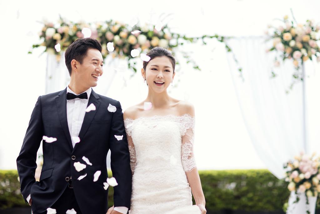 China Hotel Guangzhou - Subway Direct To Pazhou Exhibition Center, Free Shuttle During Canton Fair & Exhibitor Registration Counter Kültér fotó A newly married couple