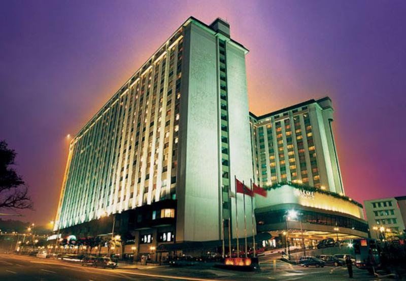 China Hotel Guangzhou - Subway Direct To Pazhou Exhibition Center, Free Shuttle During Canton Fair & Exhibitor Registration Counter Kültér fotó The hotel at night