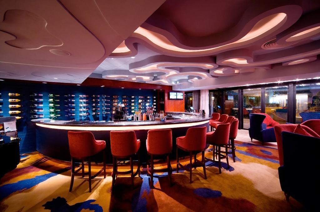 China Hotel Guangzhou - Subway Direct To Pazhou Exhibition Center, Free Shuttle During Canton Fair & Exhibitor Registration Counter Kültér fotó The bar at the Sky Bar